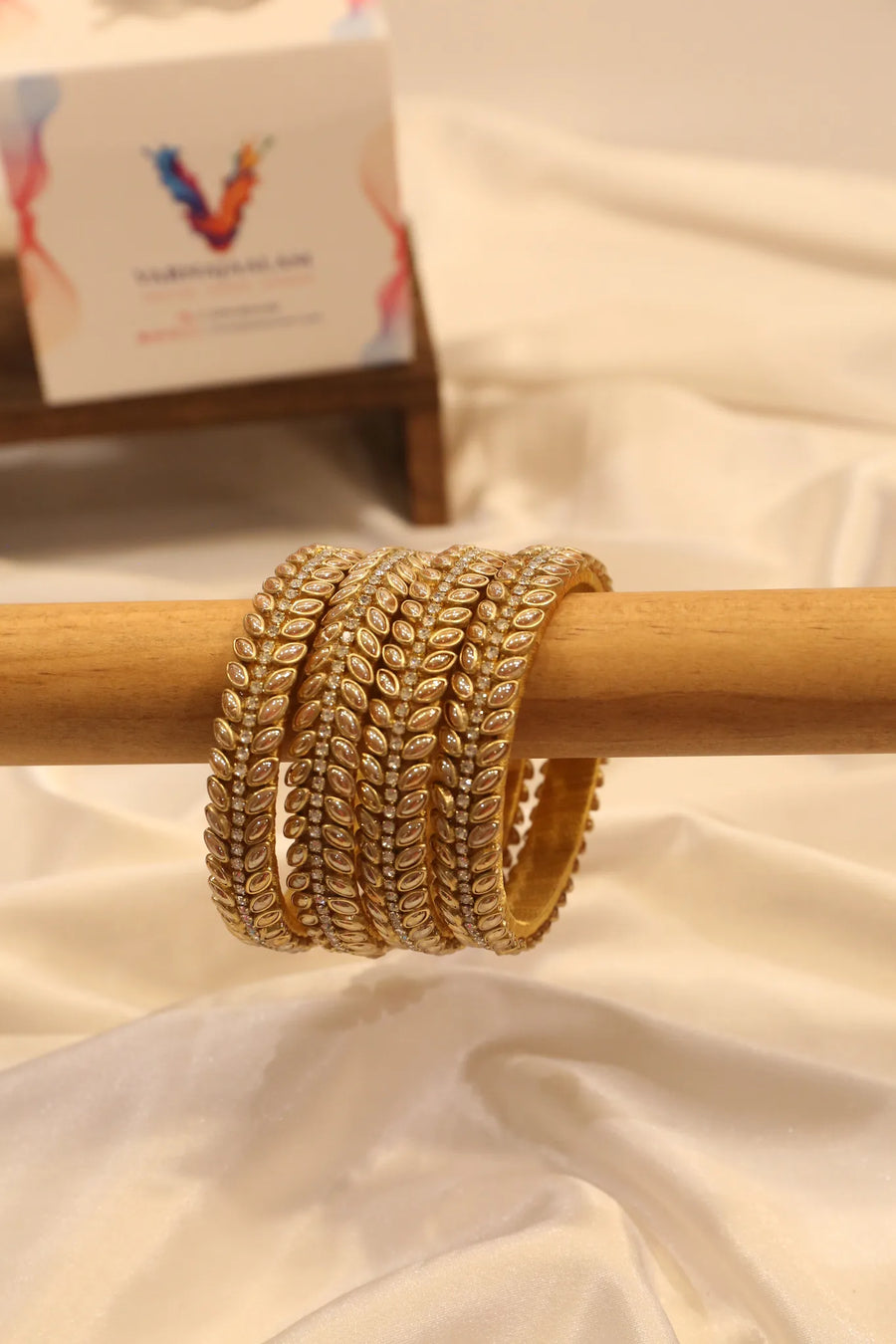 Double-line kundan bangle with leaf motif