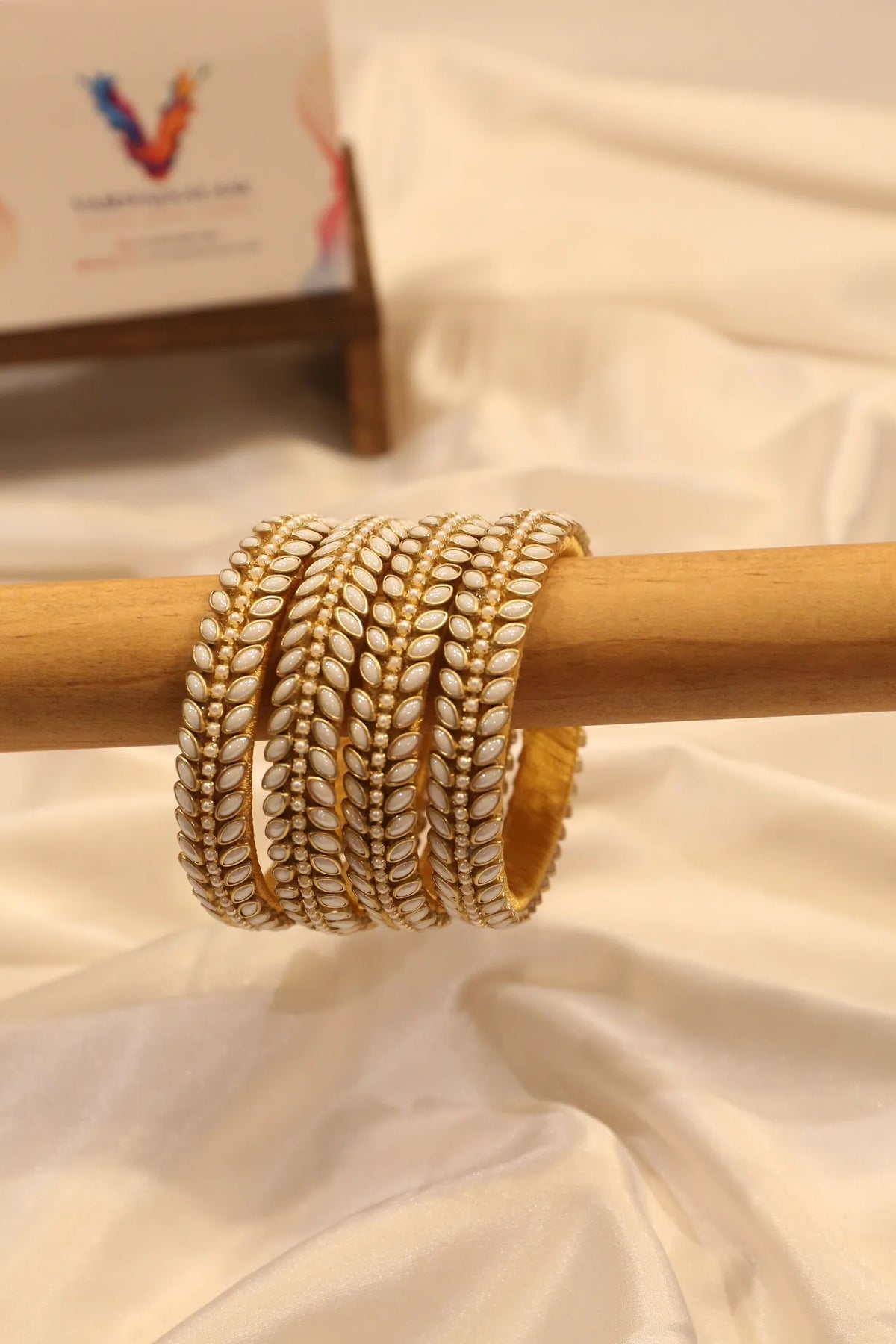 Double-line kundan bangle with leaf motif